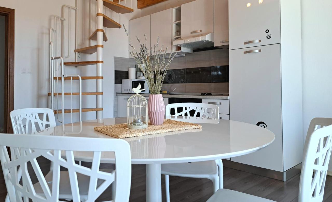 Apartment Oaza Mira ตรีบูนย์ ภายนอก รูปภาพ