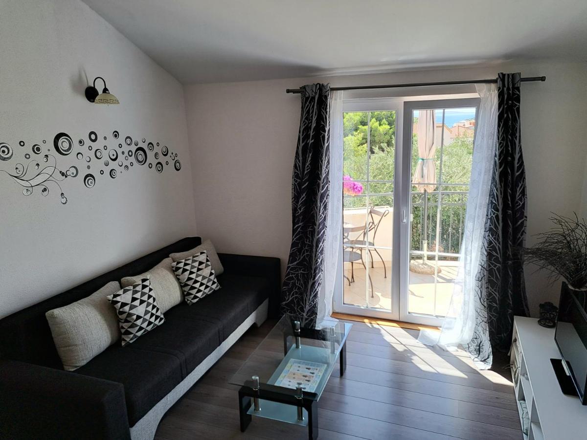 Apartment Oaza Mira ตรีบูนย์ ภายนอก รูปภาพ