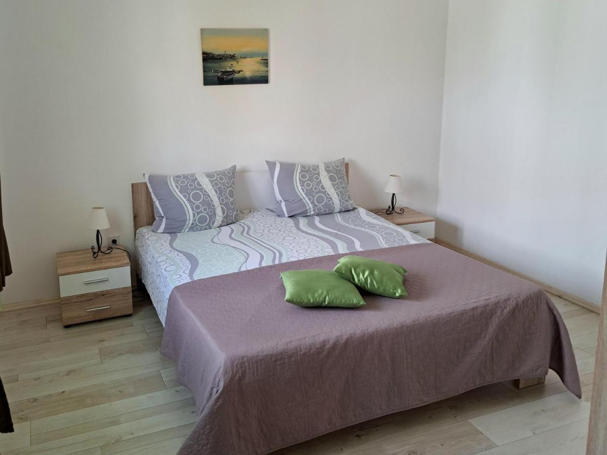 Apartment Oaza Mira ตรีบูนย์ ภายนอก รูปภาพ