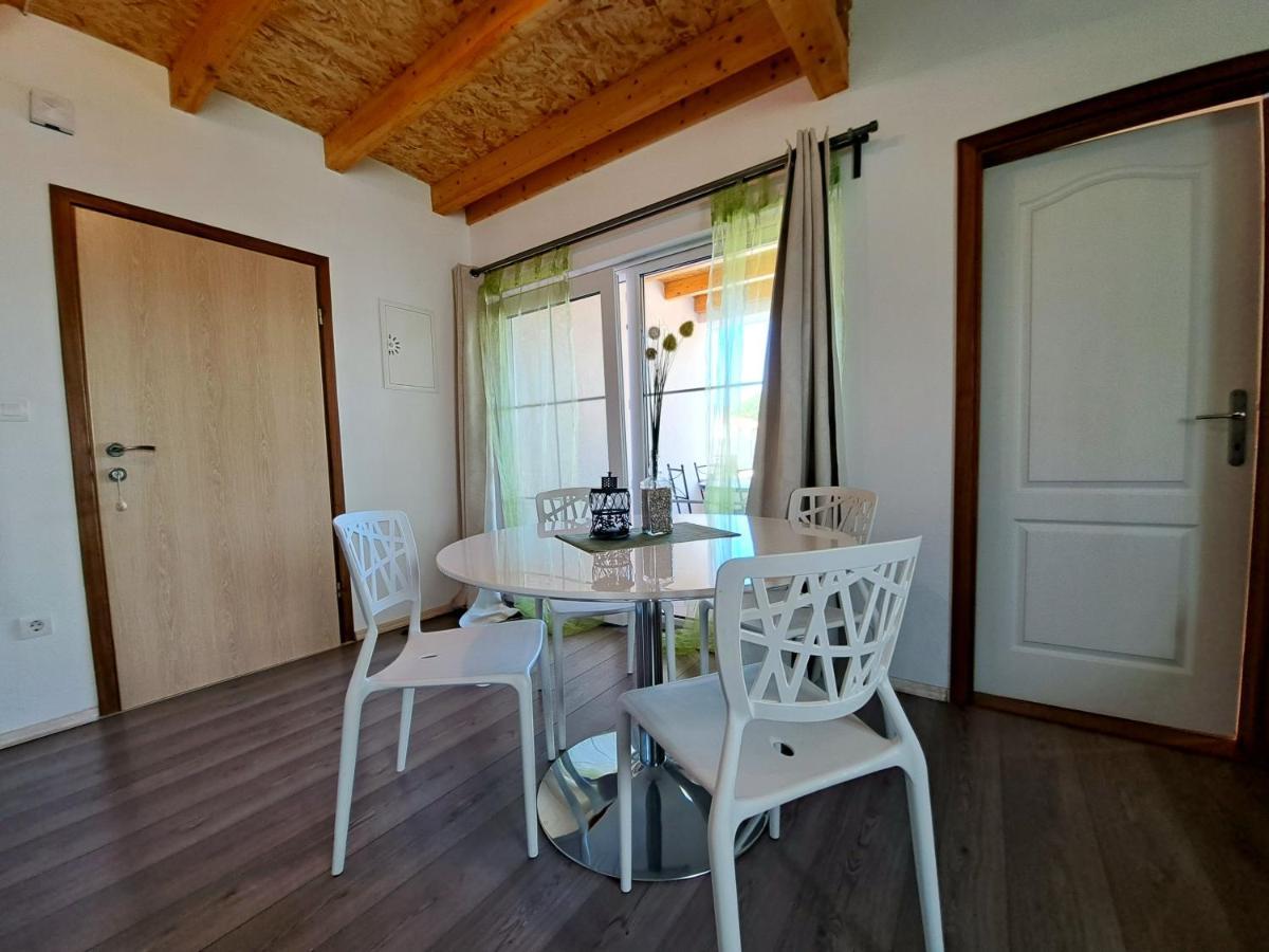 Apartment Oaza Mira ตรีบูนย์ ภายนอก รูปภาพ