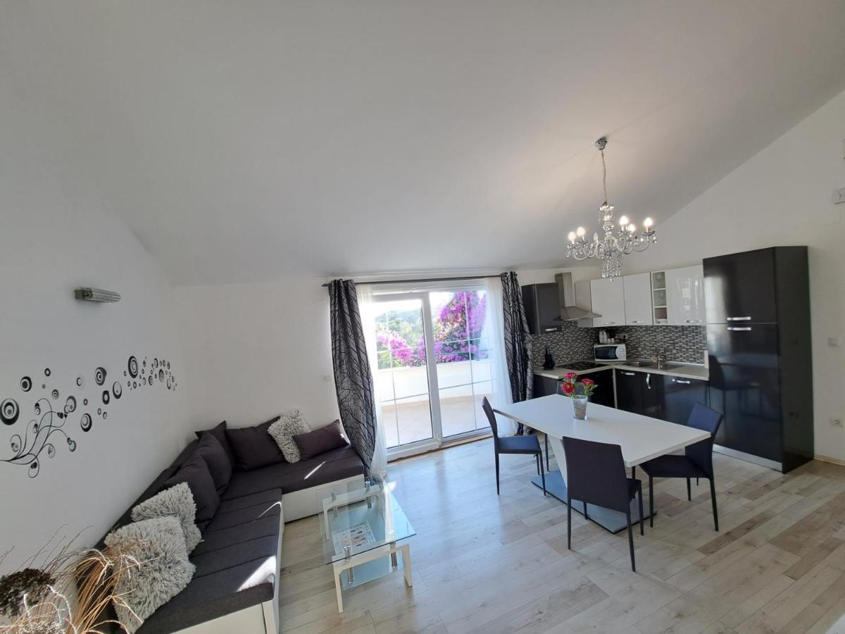 Apartment Oaza Mira ตรีบูนย์ ภายนอก รูปภาพ