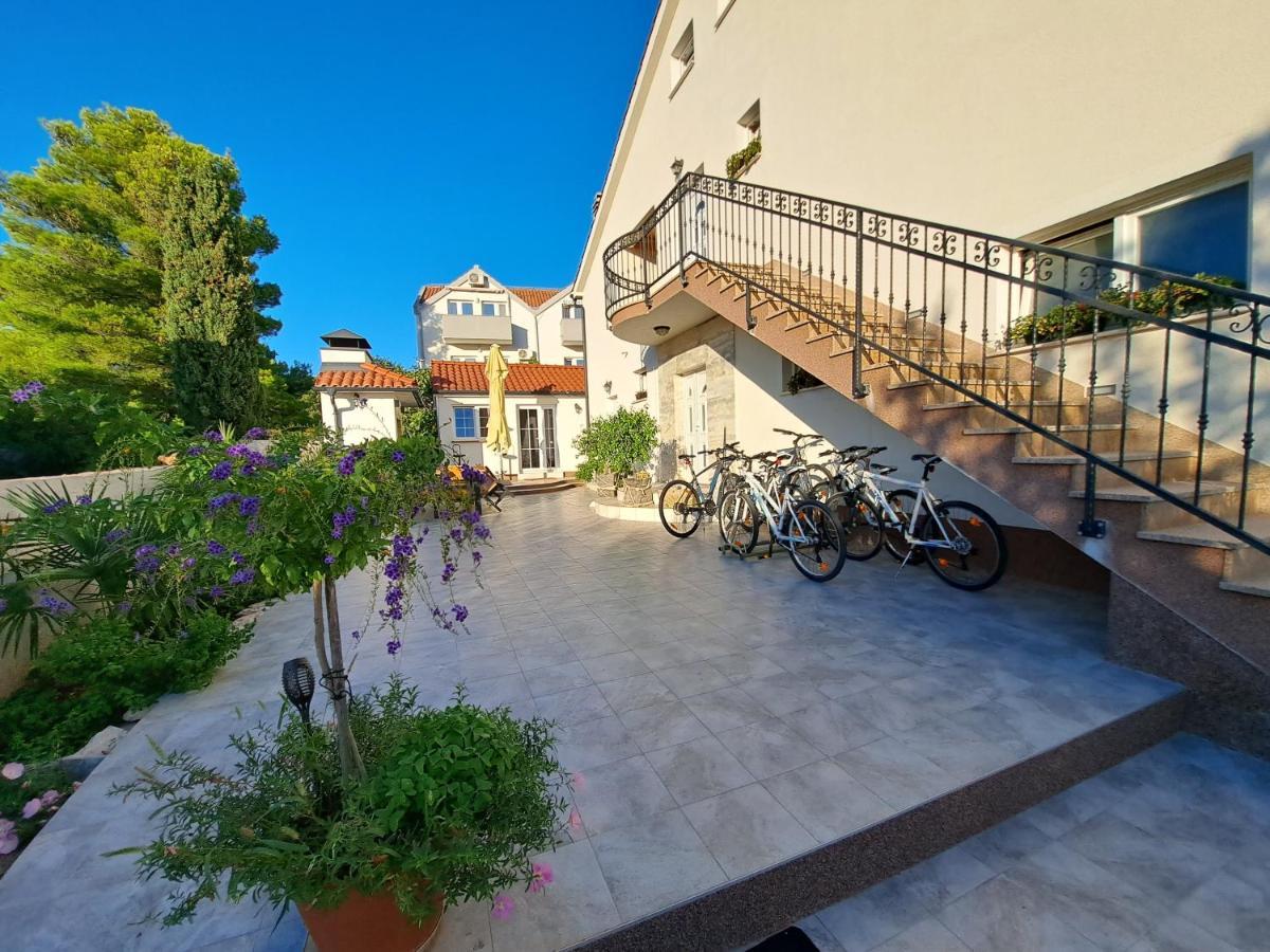 Apartment Oaza Mira ตรีบูนย์ ภายนอก รูปภาพ