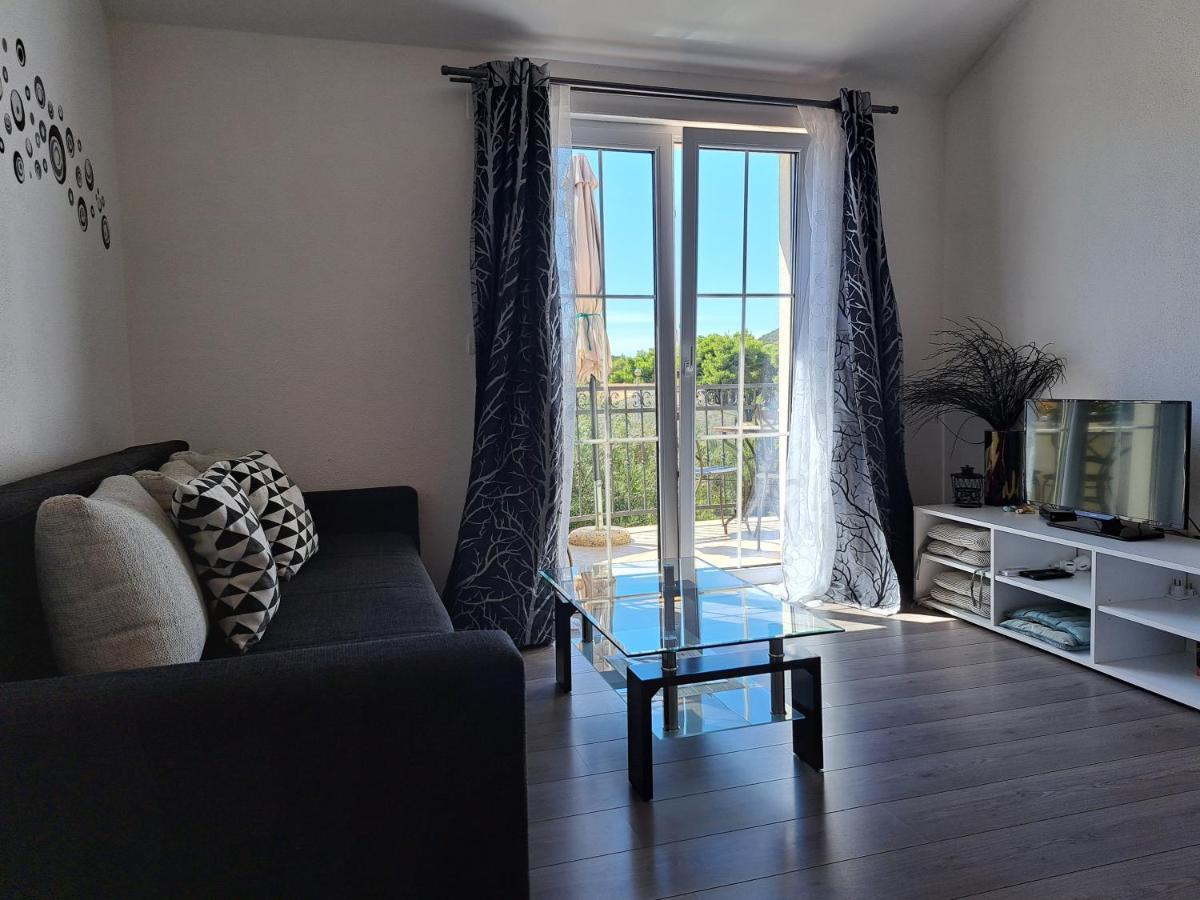 Apartment Oaza Mira ตรีบูนย์ ภายนอก รูปภาพ