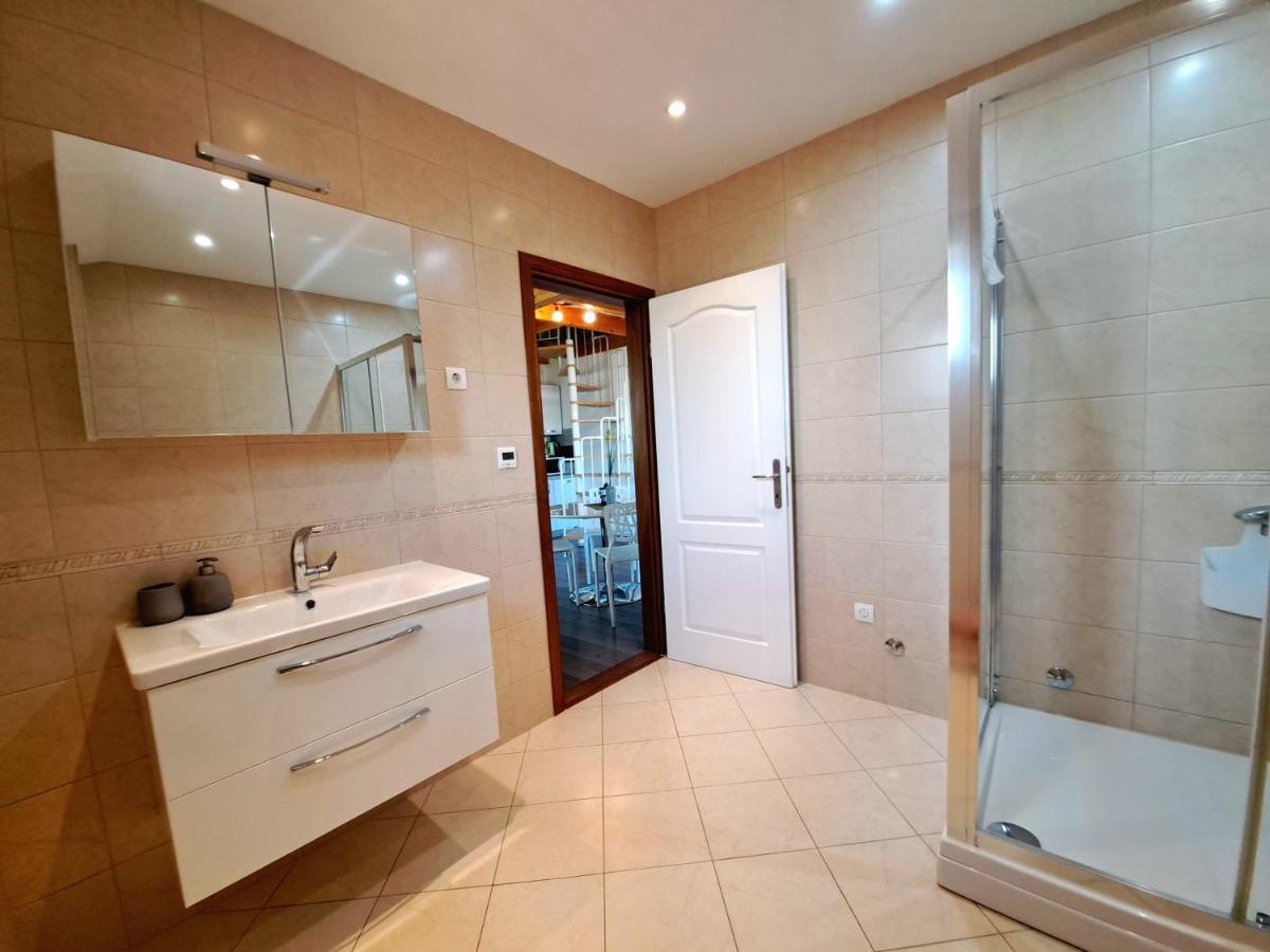 Apartment Oaza Mira ตรีบูนย์ ภายนอก รูปภาพ