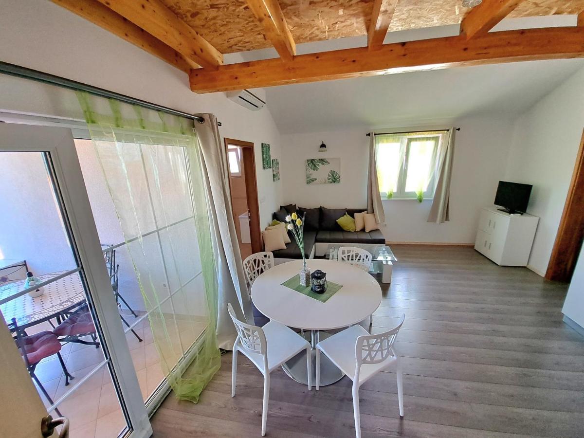 Apartment Oaza Mira ตรีบูนย์ ภายนอก รูปภาพ