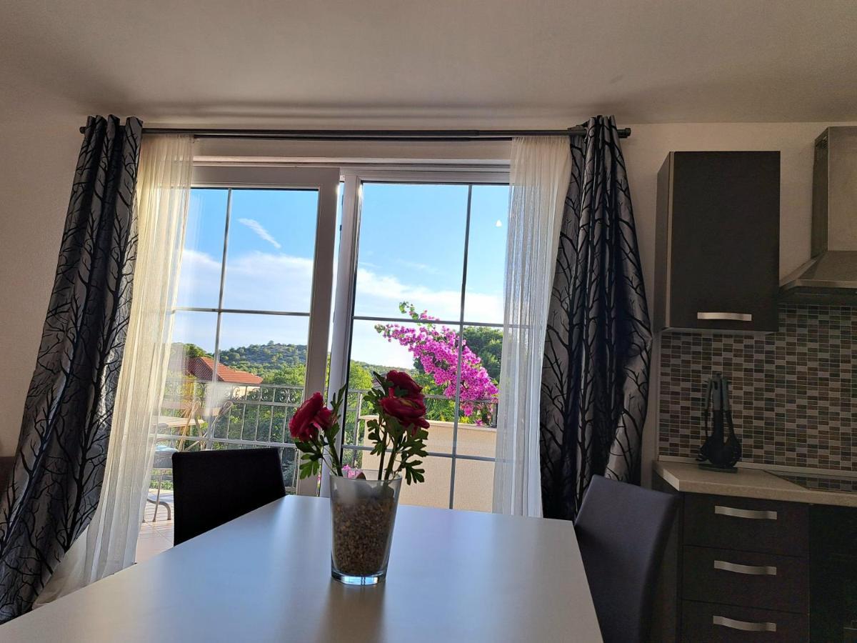 Apartment Oaza Mira ตรีบูนย์ ภายนอก รูปภาพ