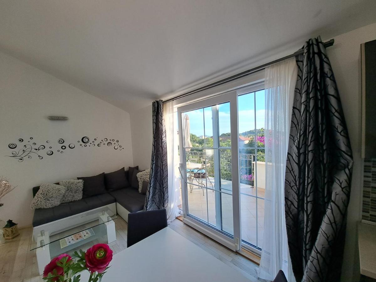 Apartment Oaza Mira ตรีบูนย์ ภายนอก รูปภาพ