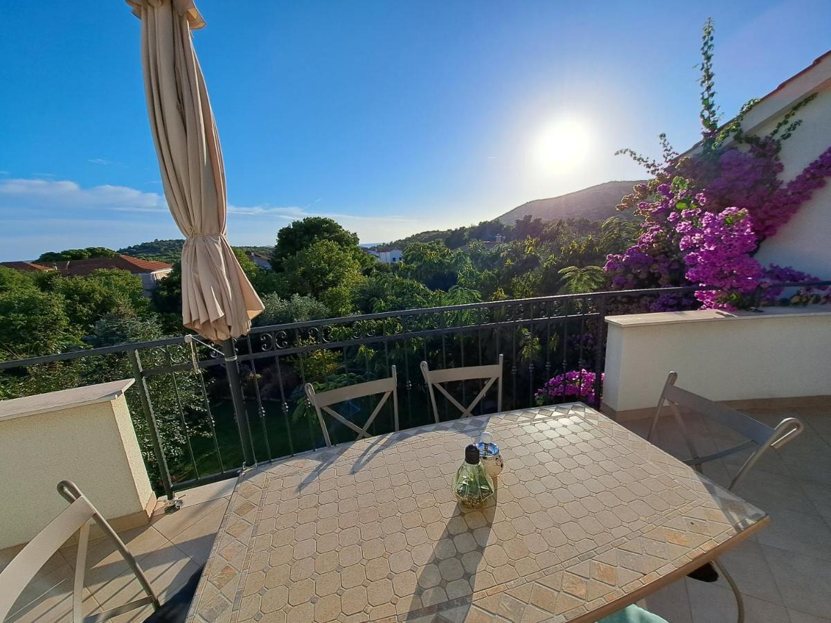Apartment Oaza Mira ตรีบูนย์ ภายนอก รูปภาพ