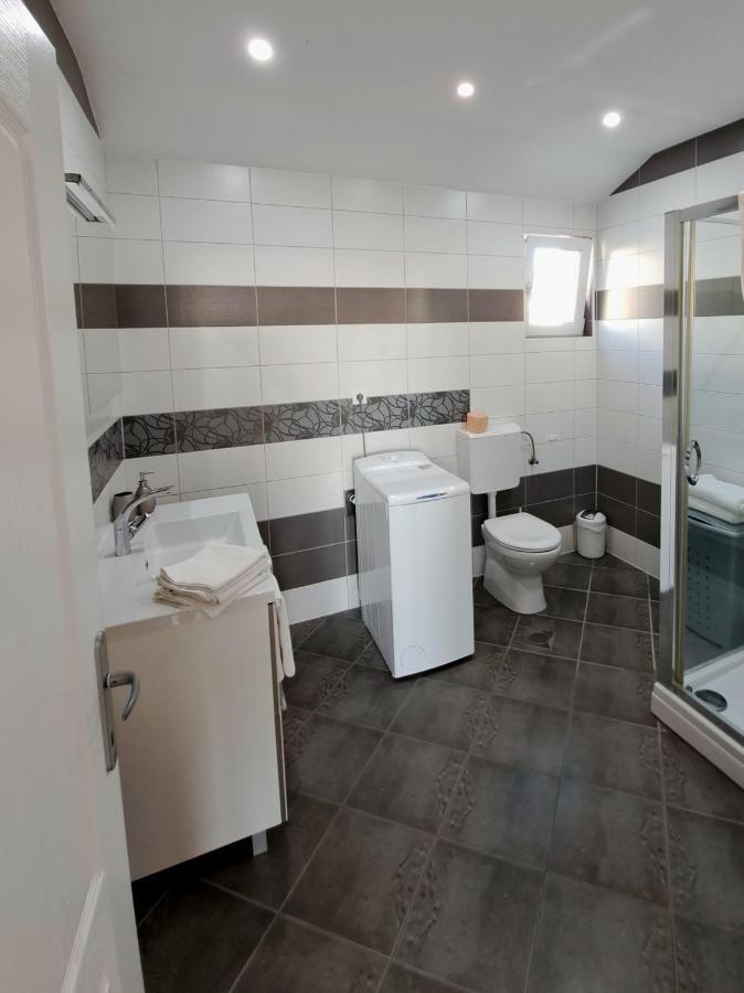 Apartment Oaza Mira ตรีบูนย์ ภายนอก รูปภาพ