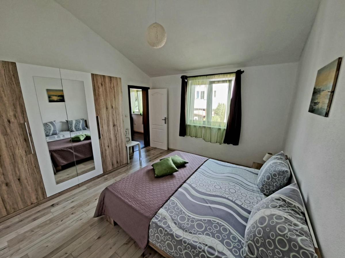 Apartment Oaza Mira ตรีบูนย์ ภายนอก รูปภาพ