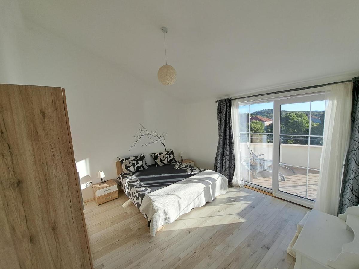 Apartment Oaza Mira ตรีบูนย์ ภายนอก รูปภาพ
