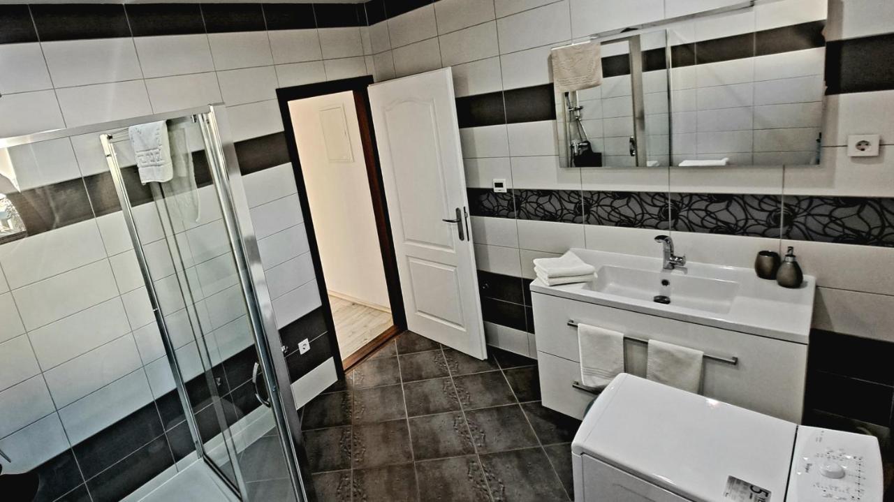 Apartment Oaza Mira ตรีบูนย์ ภายนอก รูปภาพ