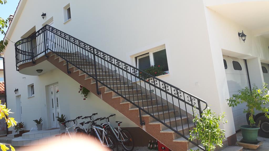 Apartment Oaza Mira ตรีบูนย์ ภายนอก รูปภาพ
